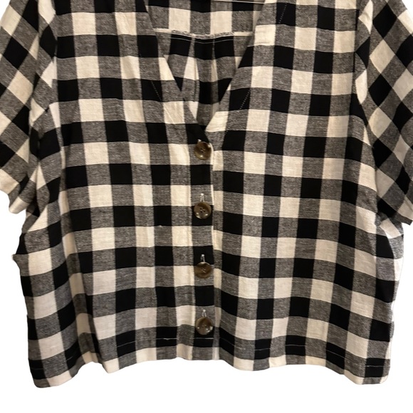 ABOUND loose fitting cropped v-neck linen top in black & white plaid/checkered - Picture 4 of 13